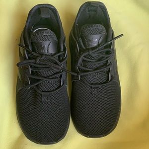 ADIDAS PLR SHOES

A FASHION-FORWARD SNEAKER.